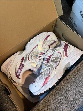 New Balance 530 Sneakers in White and Pink (Kids)